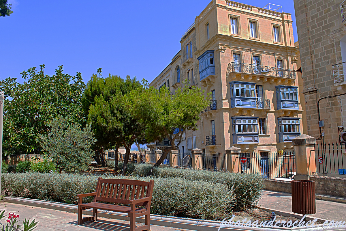 Valletta - building and garden - image