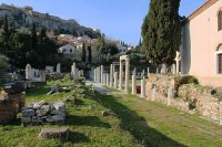 Colonnade de l’agora romaine avec l’Acropole à Athènes