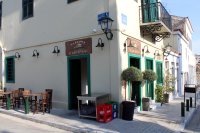 ร้านทาเวิร์นมุมถนนในเอเธนส์