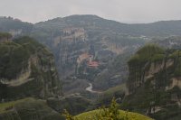 Meteora-Klöster auf Felsen vom Kloster der Heiligen Dreifaltigkeit aus gesehen