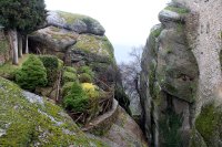 Garten und Felsformationen im Kloster St. Stephan in Meteora