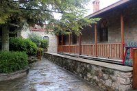 ลานภายในและอาคารในอารามเซนต์สตีเฟน เมทีโอรา