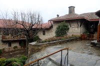 Klosterhof mit Steingebäuden im Kloster St. Stephan in Meteora
