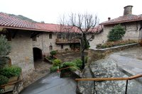 Bitħa f’diversi livelli u bini tal-ġebel fil-monasteru ta’ San Stiefnu