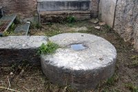 Element ċirkolari kbir tal-ġebel fit-Teatru Antik ta’ Argos