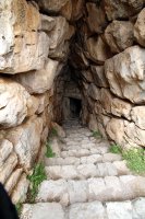 Taraġ tal-Ġebel lejn iċ-Ċisterna Taħt l-Art ta’ Mycenae