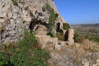 Sendero hacia la Tercera Cueva bajo la Cruz de Mellieħa