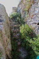 Escalones de piedra hacia las cuevas bajo la Cruz de Mellieħa
