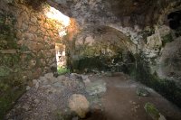 Vista Interior hacia la Entrada de la Cuarta Cueva bajo la Cruz de Mellieħa