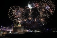 Fuegos artificiales de Mellieha 2026 - Mellieha, Malta - Un cielo lleno de fuegos artificiales de festa