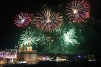 Logħob tan-nar ta’ Mellieħa 2026 - Mellieħa, Malta - Kuluri tal-festa fis-sema bil-lejl