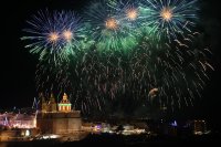 Feuerwerk in Mellieha 2026 – Mellieha, Malta – Goldener Regen unter blaugrünen Sternbuketten