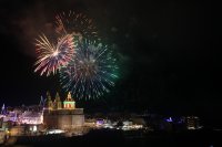 Feuerwerk in Mellieħa 2026 – Mellieħa, Malta – Drei aufsteigende Feuerwerkskörper über der Pfarrkirche